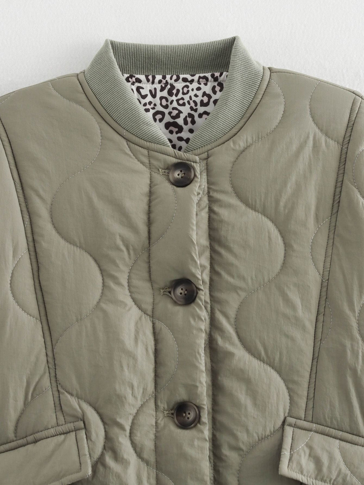 Elegant Ladies' Coat with Leopard Lining