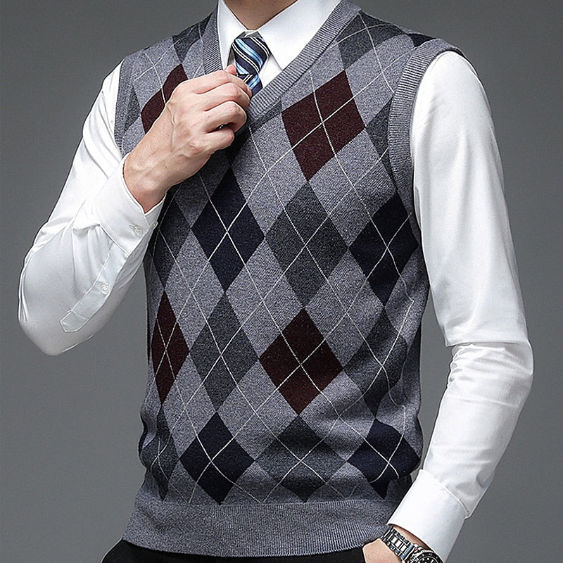 Men's Argyle V-Neck Sleeveless Sweater Vest with Ribbed Trim