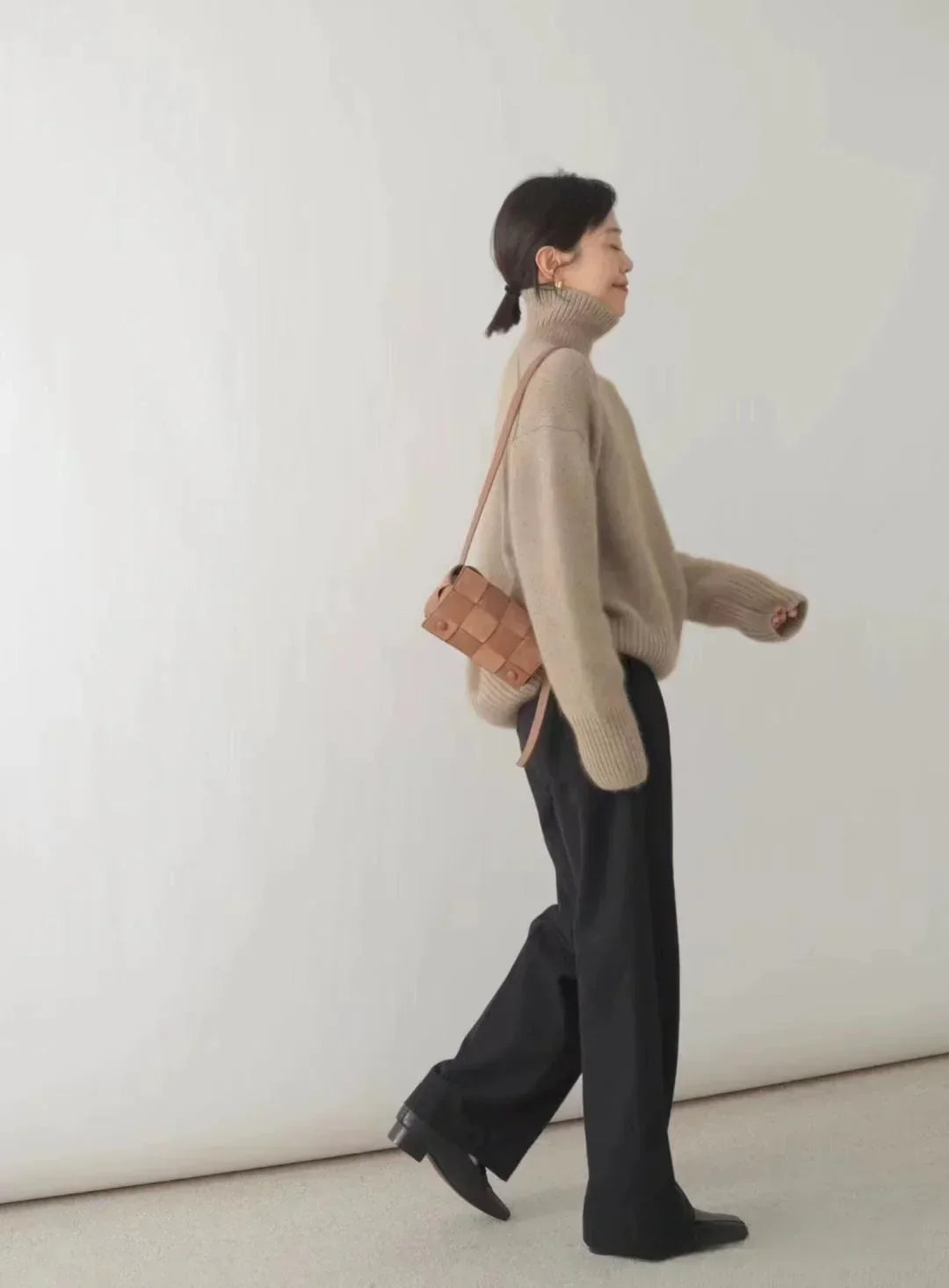 Cozy turtleneck jumper for women with an oversized fit in khaki
