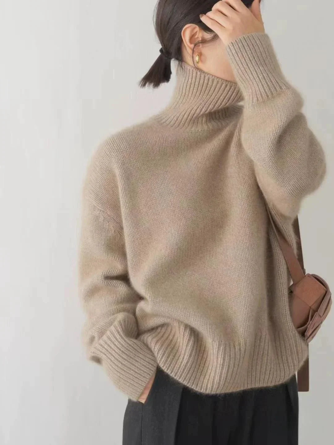 Cozy turtleneck jumper for women with an oversized fit in khaki