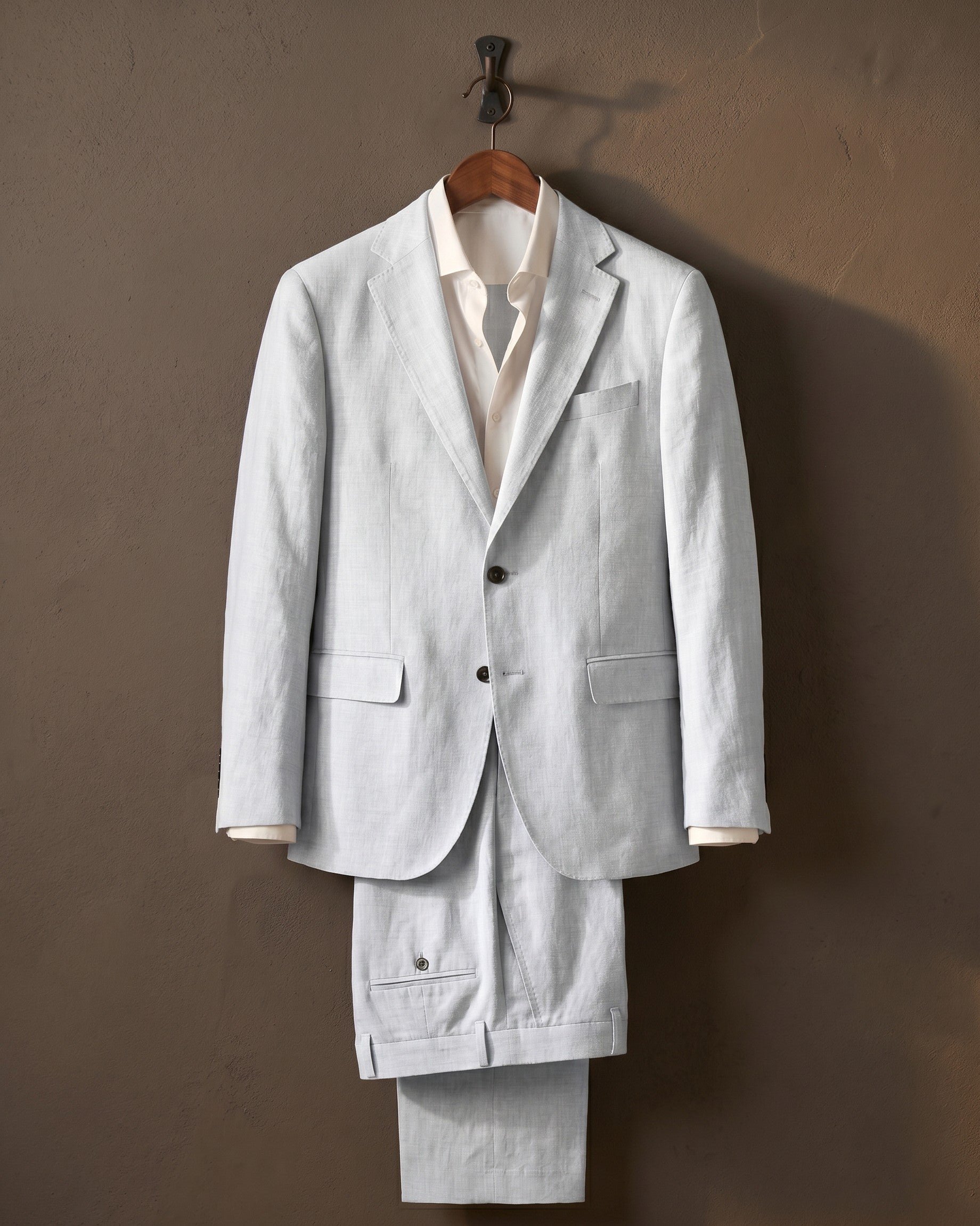 Suit with Notched Lapel and Flap Pockets for Men